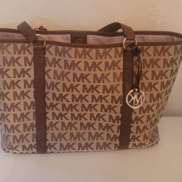 Michael Kors - Picture 1 of 3
